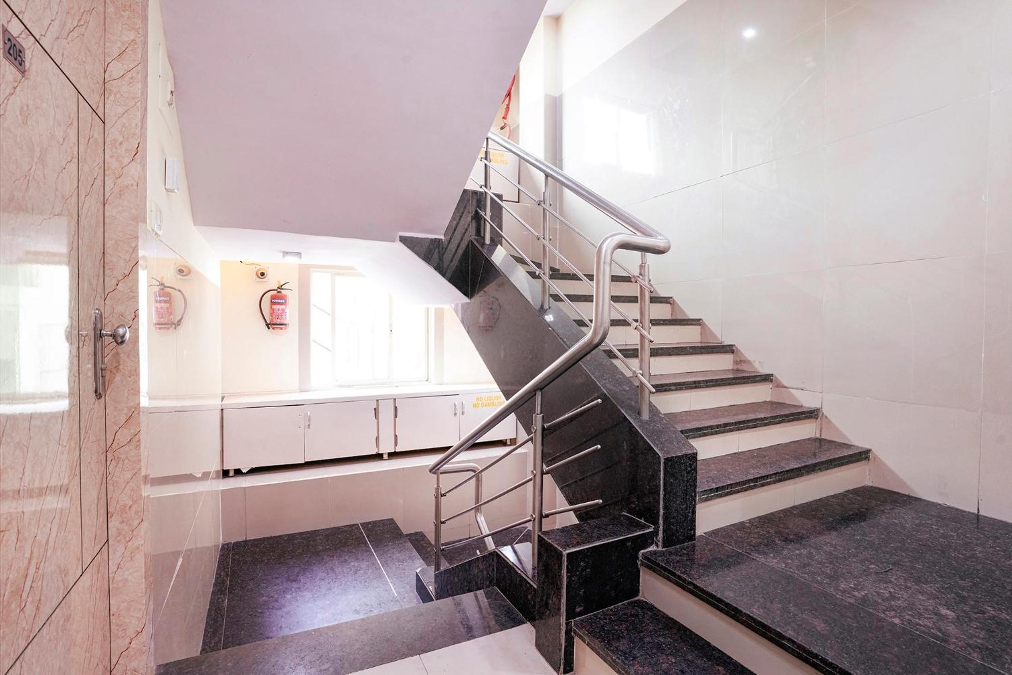 Fabhotel Everest Vashi Esterno foto